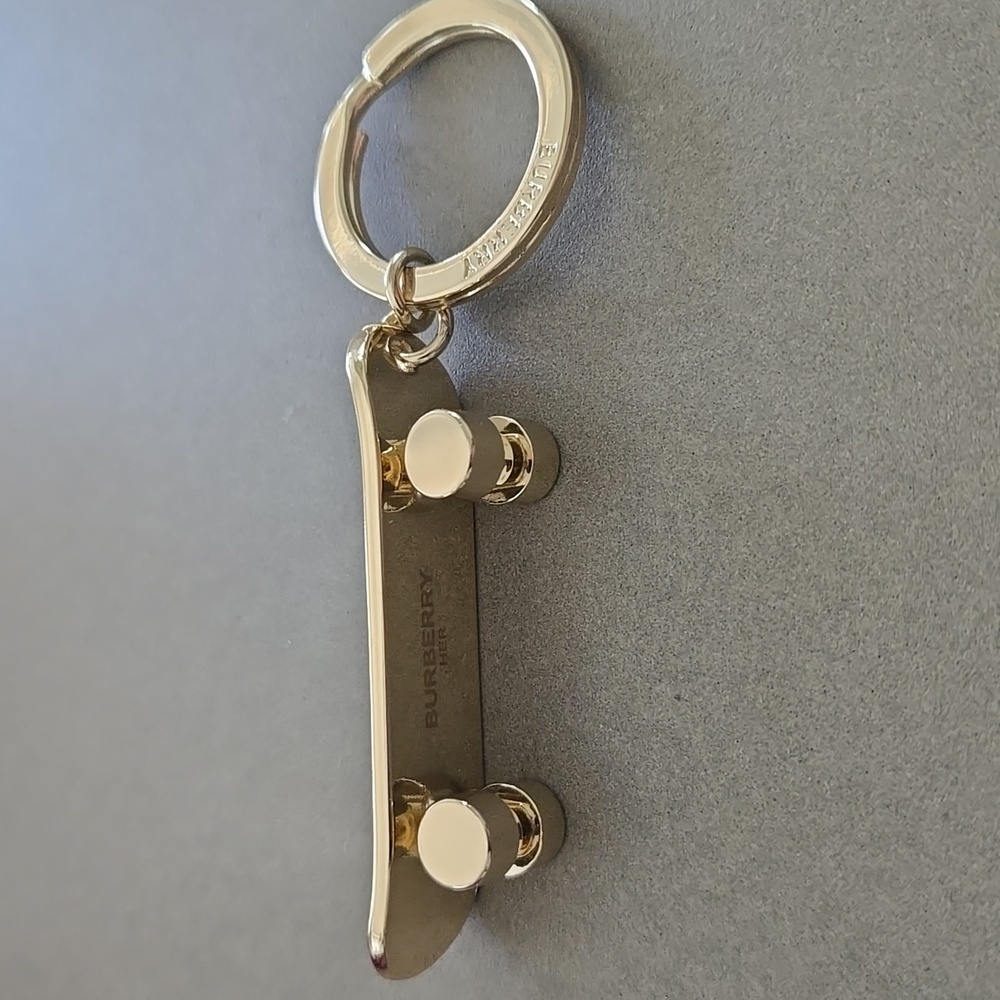 New Burberry Skateboard Keyring Gold W/ BURBERRY Her Logo Keychain Keyring - Picture 8 of 12